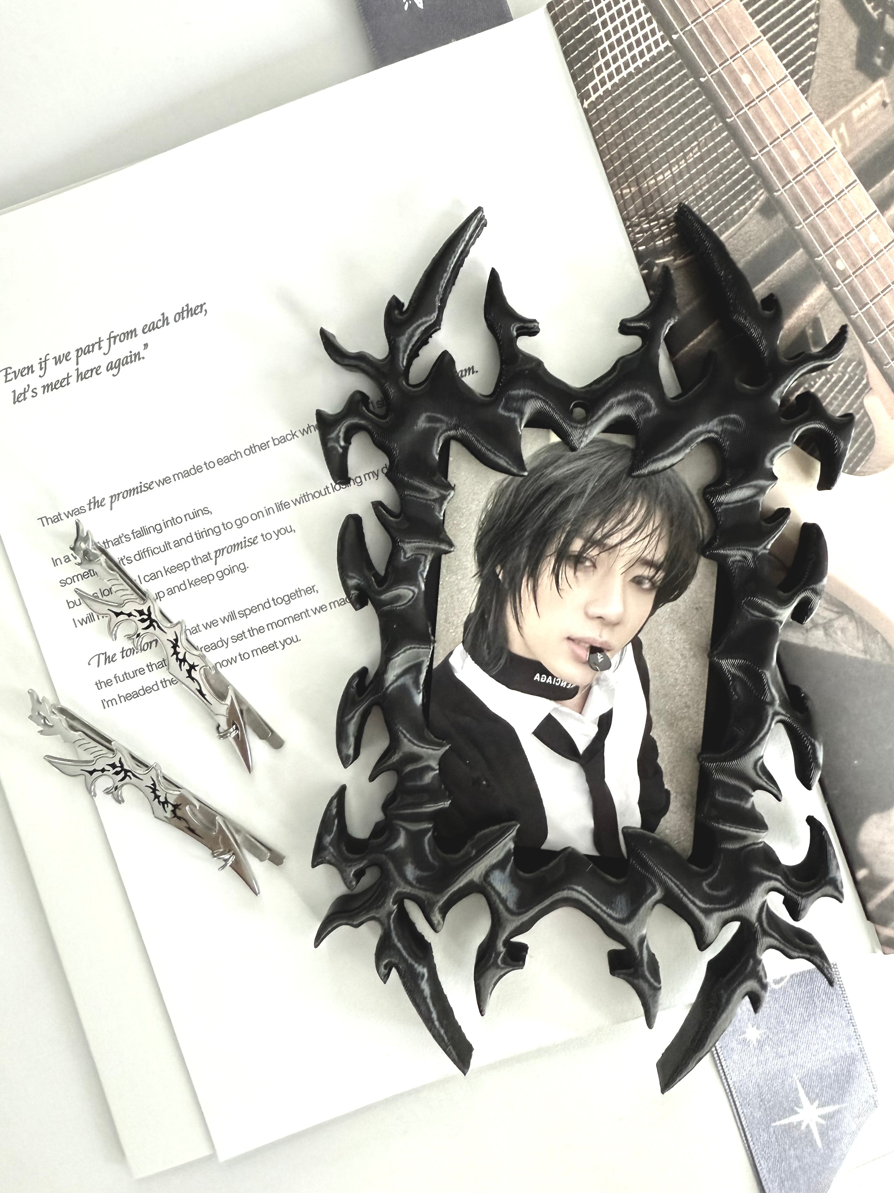 Fervooor Cyber Spider 3D-Printed Idol Photo Card Holder & Frame Set