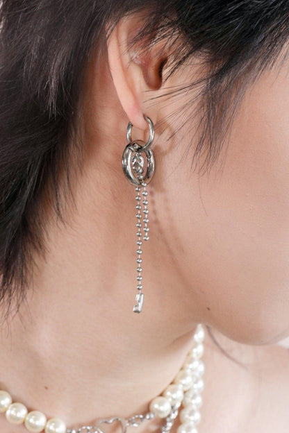 Fervooor Asymmetric waterproof oring and chains earrings